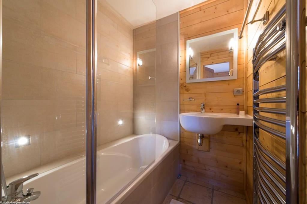 Cosy 4 Bedroom Chalet With Hot Tub Saint-Marcel  Buitenkant foto