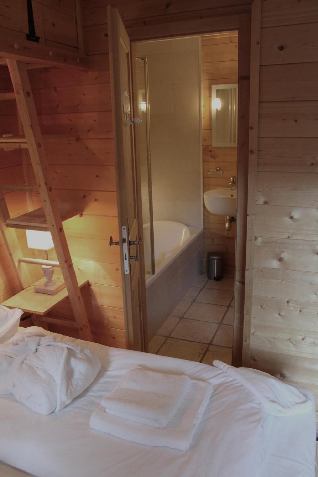 Cosy 4 Bedroom Chalet With Hot Tub Saint-Marcel  Buitenkant foto